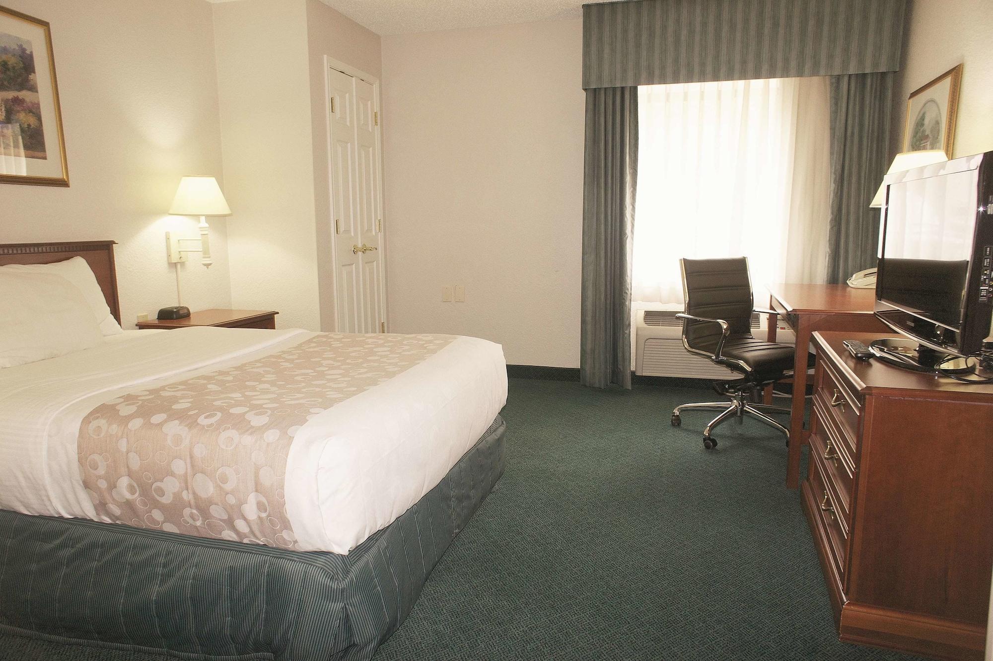 La Quinta Inn By Wyndham Detroit Canton Exterior photo