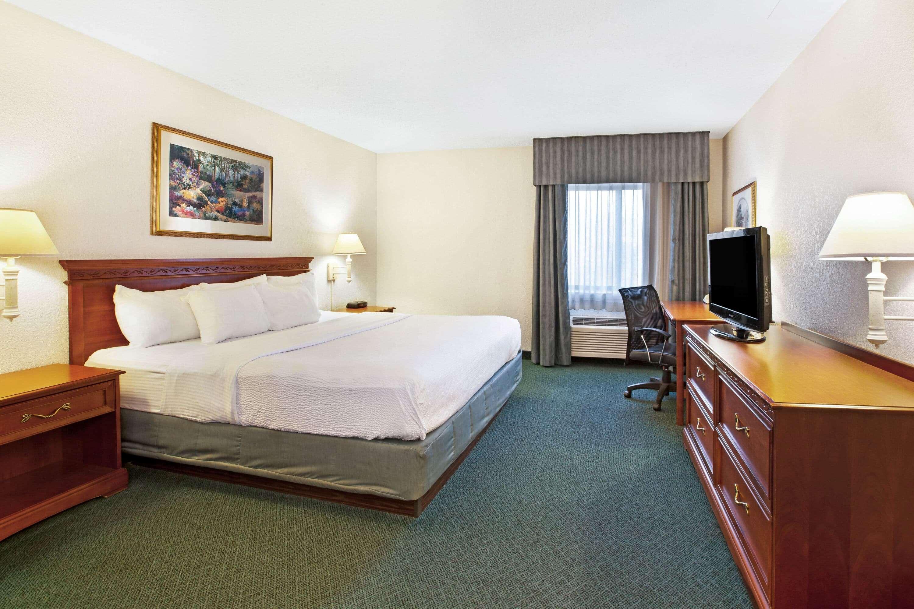 La Quinta Inn By Wyndham Detroit Canton Exterior photo