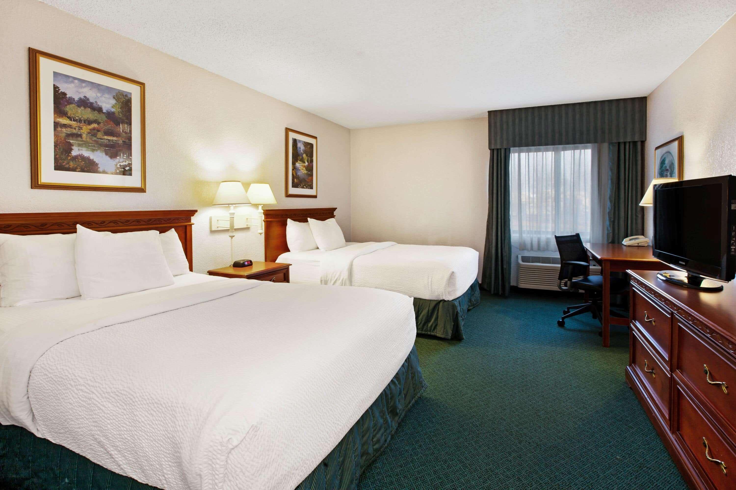 La Quinta Inn By Wyndham Detroit Canton Exterior photo
