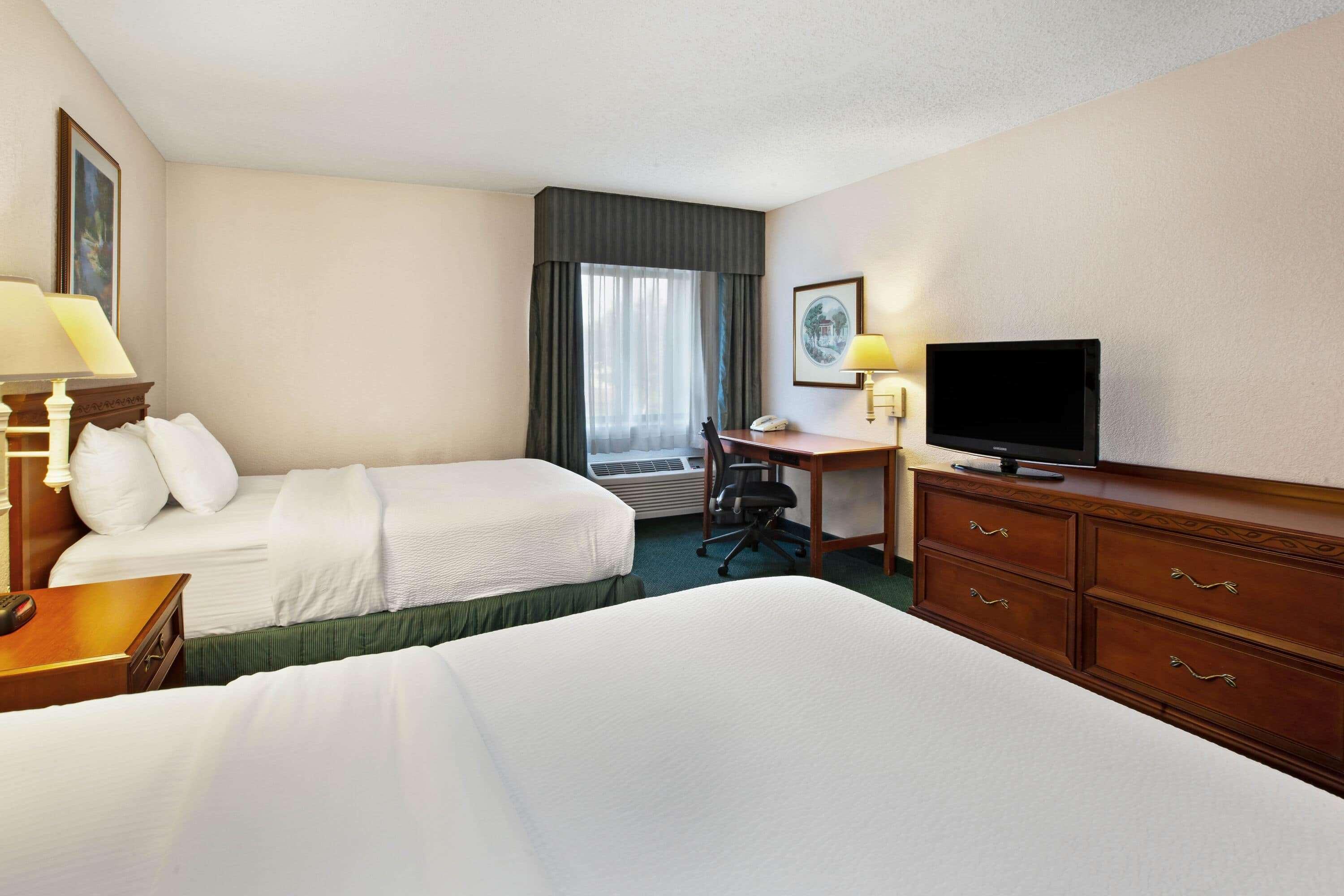 La Quinta Inn By Wyndham Detroit Canton Exterior photo