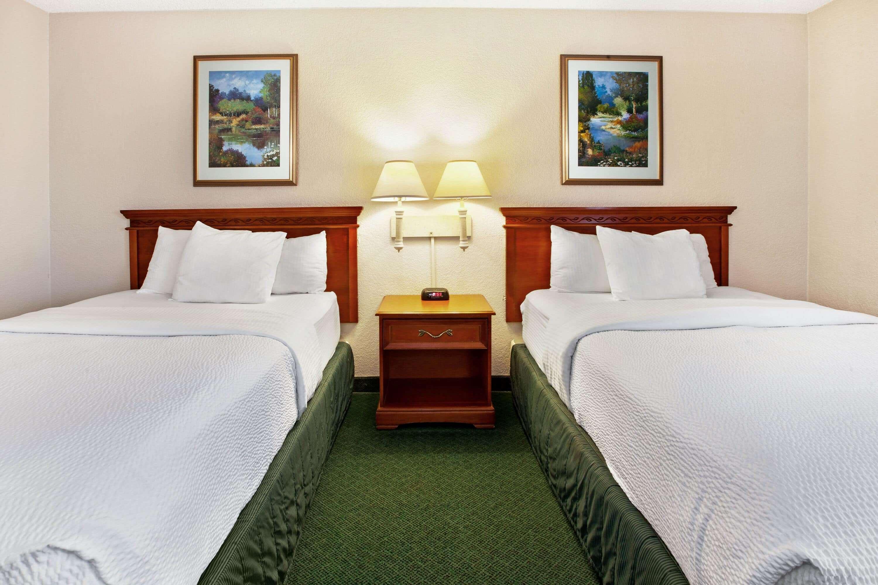 La Quinta Inn By Wyndham Detroit Canton Exterior photo