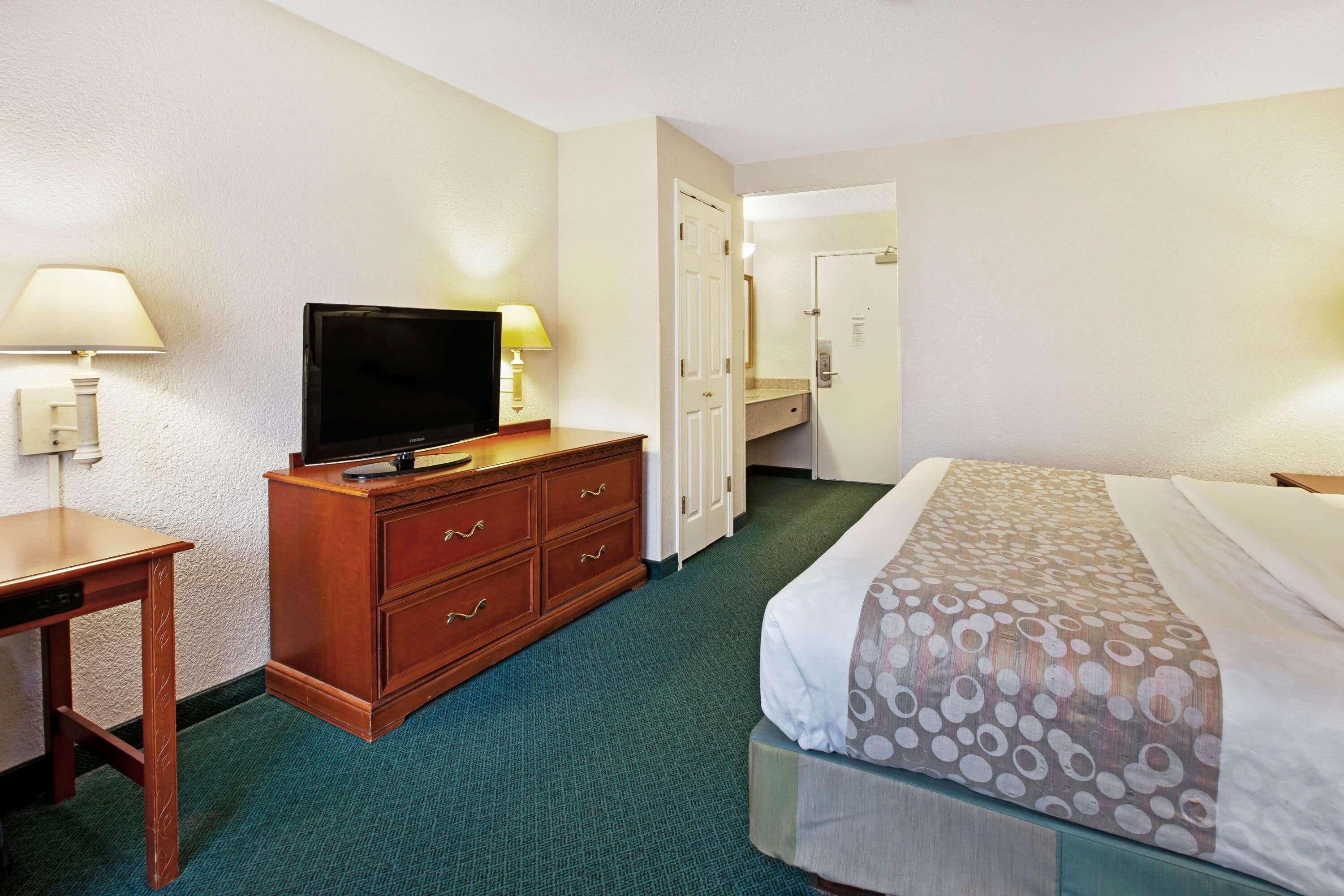 La Quinta Inn By Wyndham Detroit Canton Exterior photo