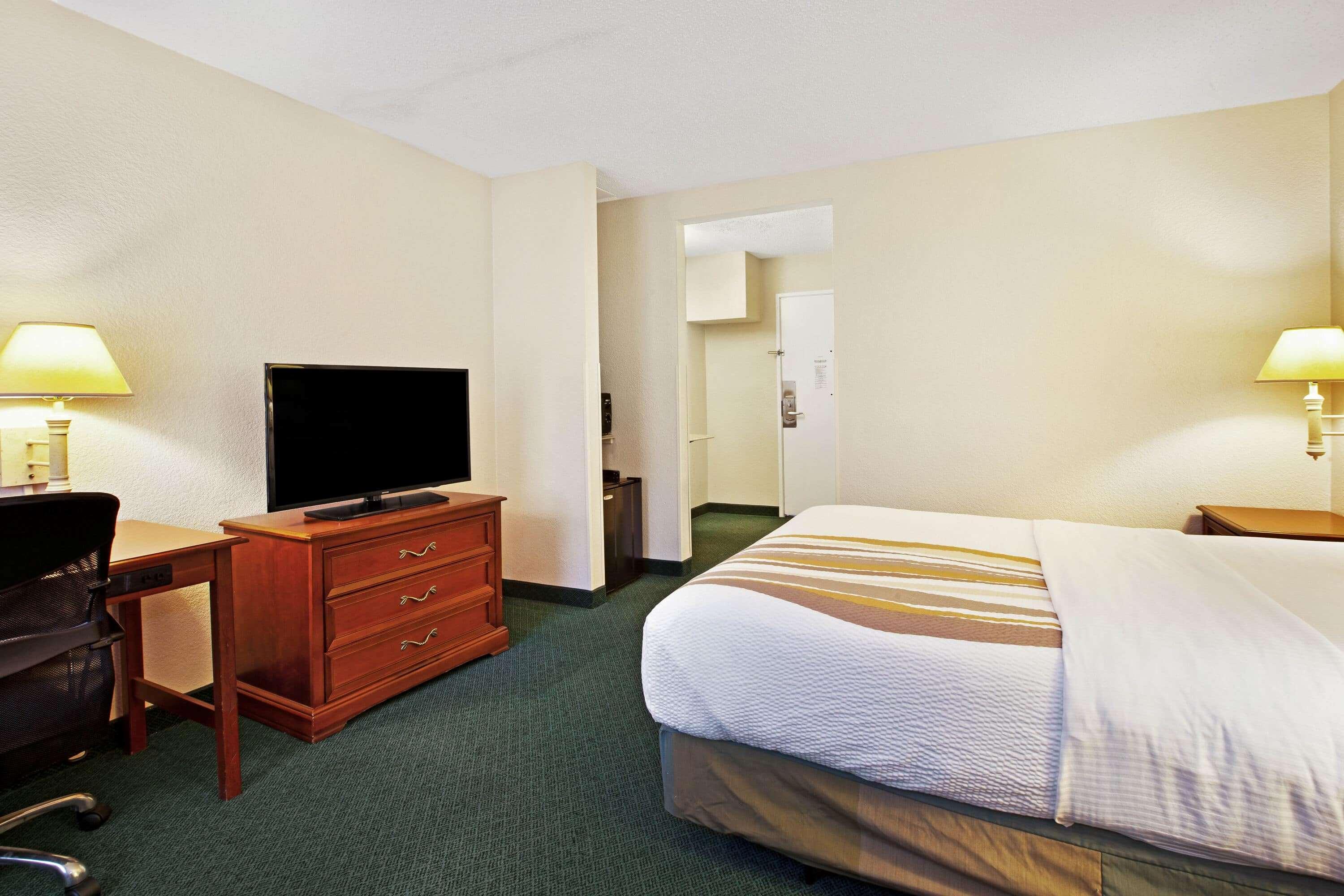 La Quinta Inn By Wyndham Detroit Canton Exterior photo