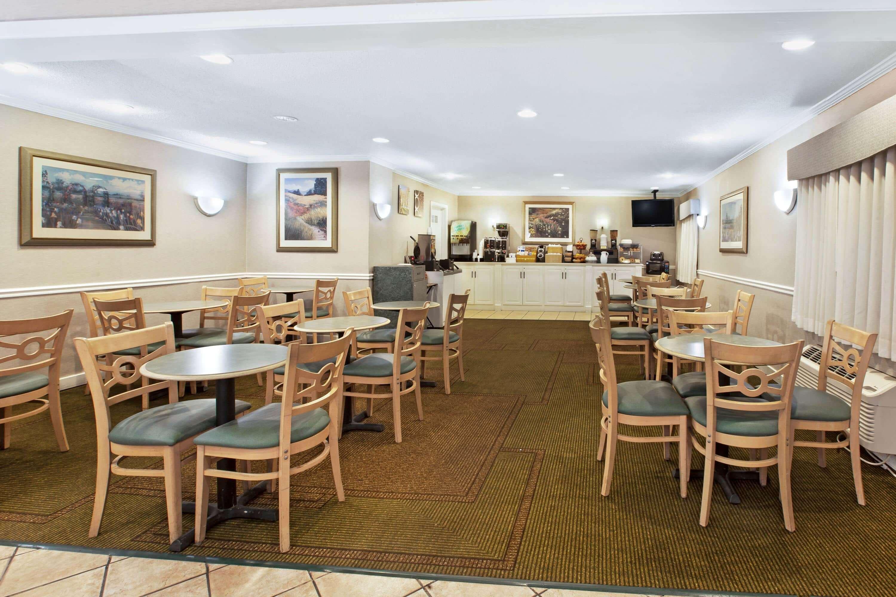 La Quinta Inn By Wyndham Detroit Canton Exterior photo