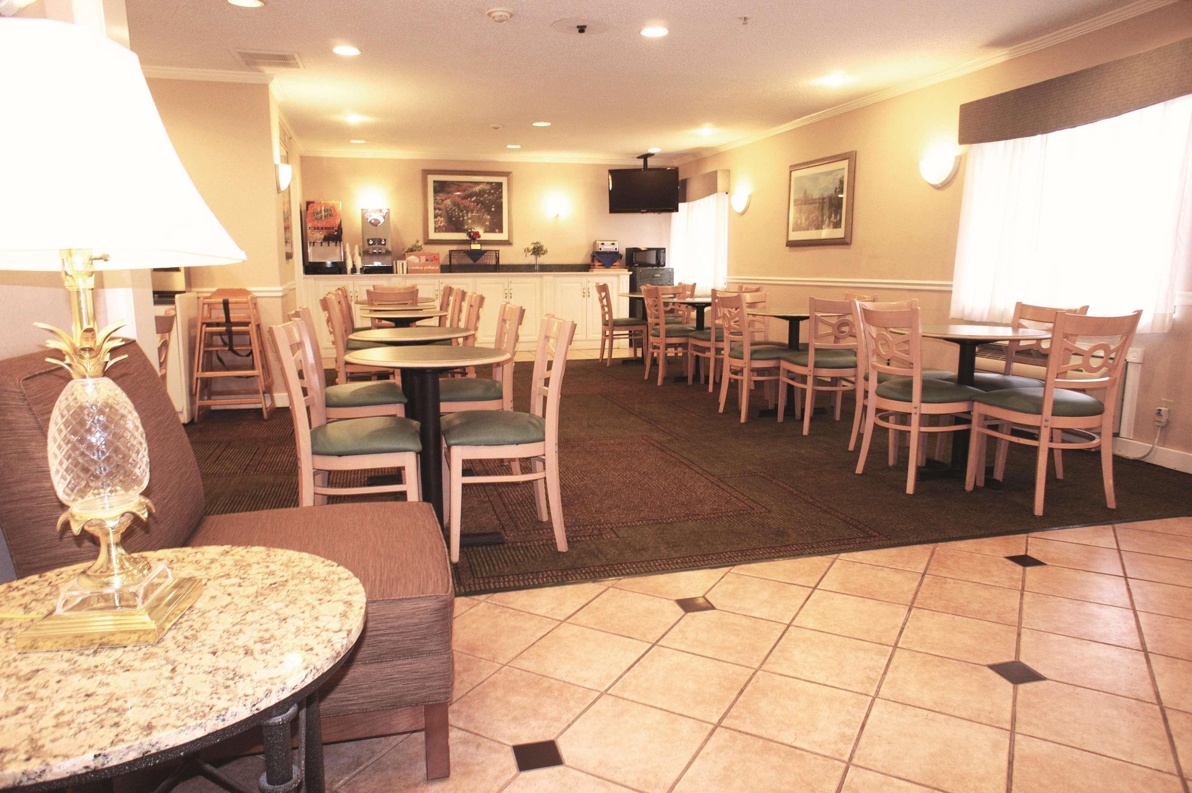 La Quinta Inn By Wyndham Detroit Canton Exterior photo