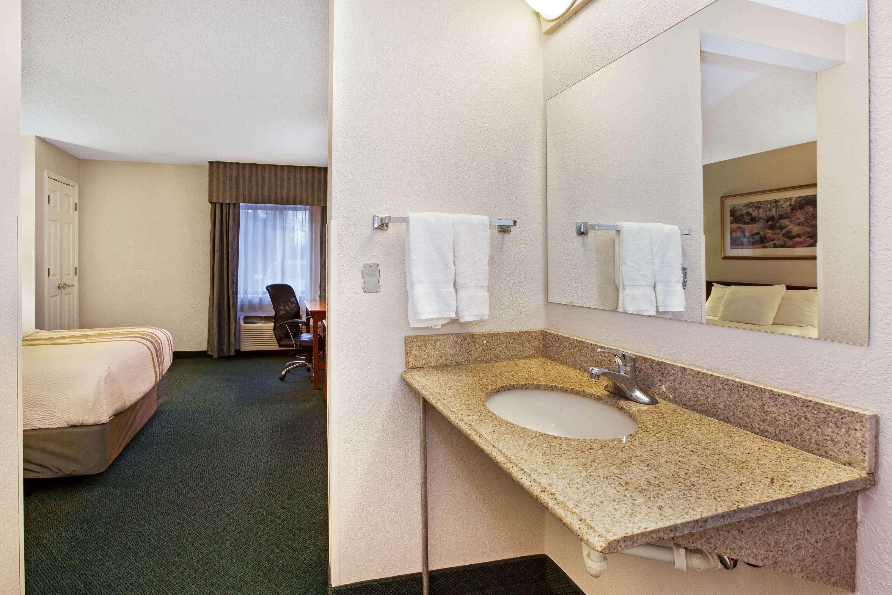 La Quinta Inn By Wyndham Detroit Canton Exterior photo