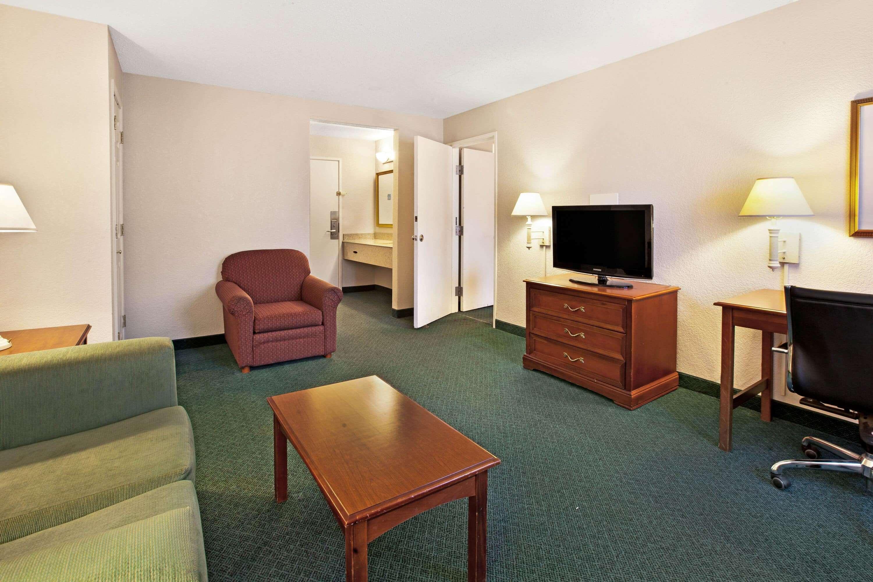 La Quinta Inn By Wyndham Detroit Canton Exterior photo