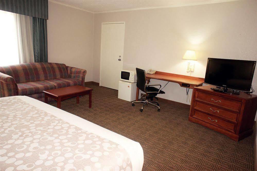 La Quinta Inn By Wyndham Detroit Canton Exterior photo