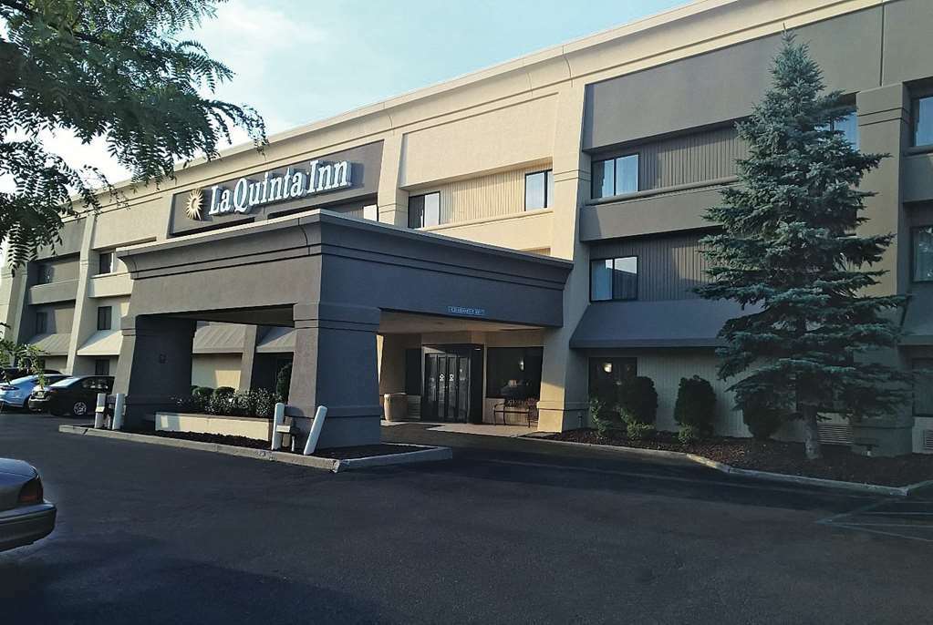 La Quinta Inn By Wyndham Detroit Canton Exterior photo